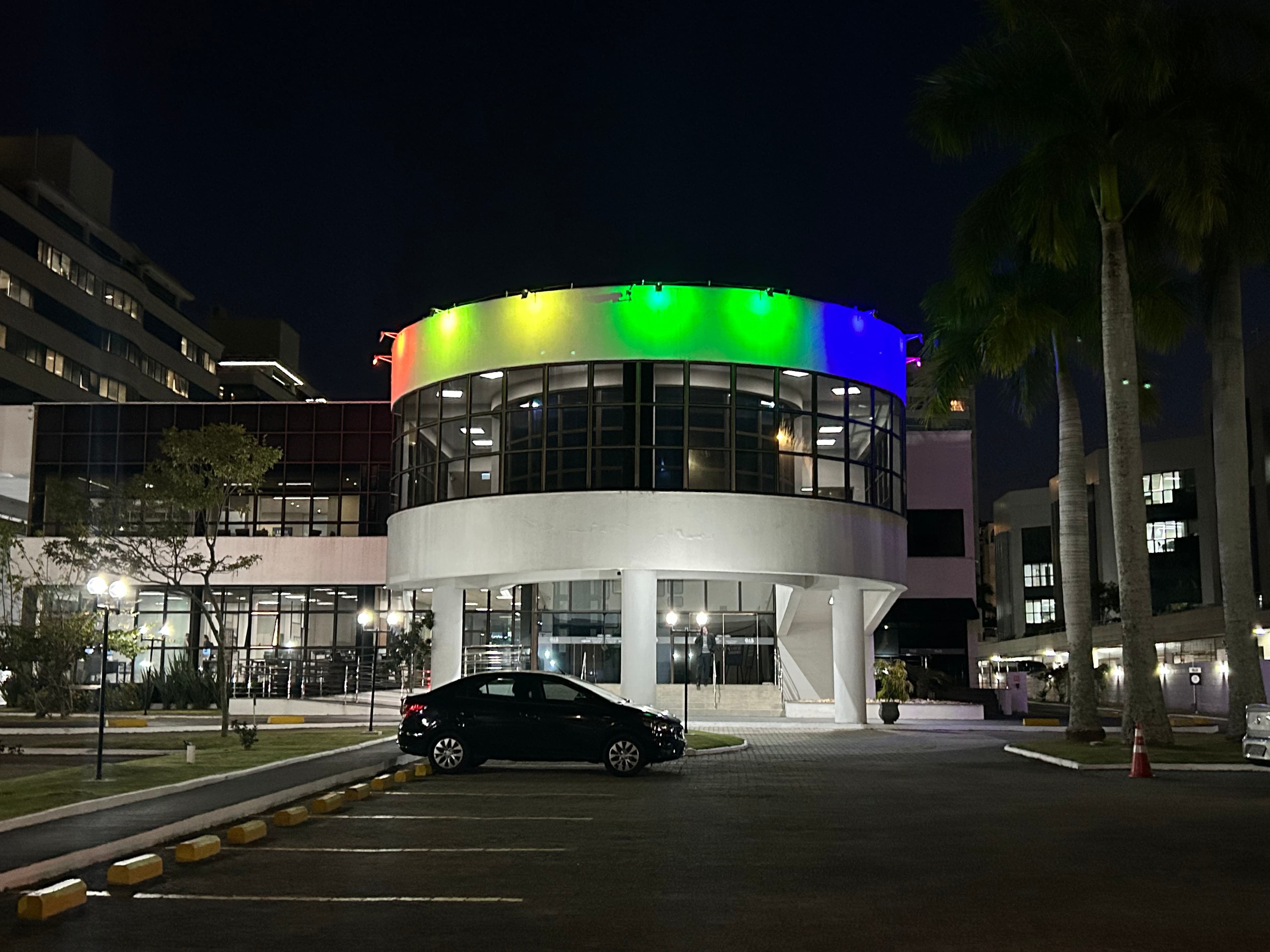 OAB/SC ilumina sede com as cores do arco-íris alusiva ao Mês do Orgulho LGBTQIAPN+