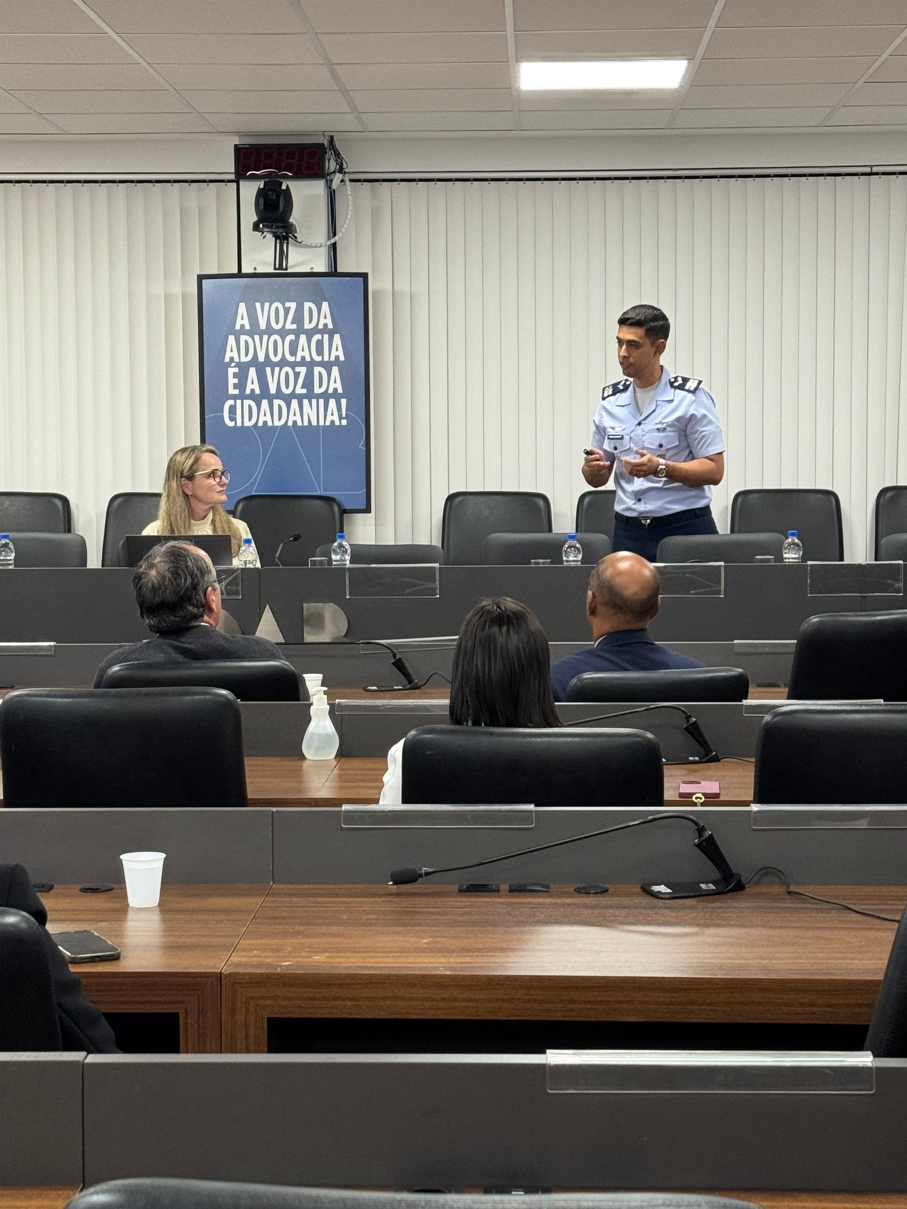 OAB/SC debate o equilíbrio entre segurança de voo e direitos do passageiro em encontro.