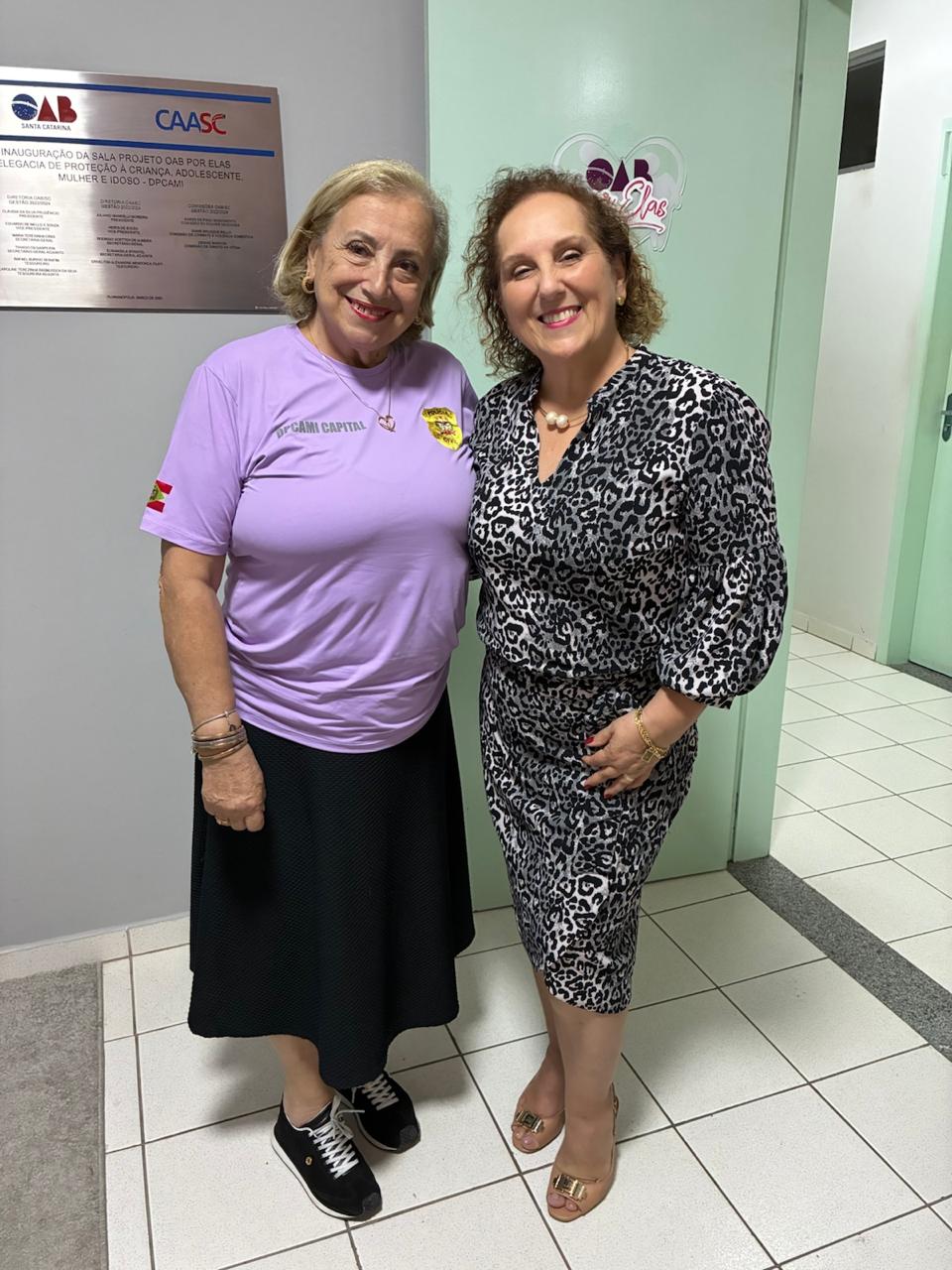 Deelgada Ester, da DEAM de Balneário Camboriú, e Denise Marcon (Foto: Denise Marcon, Arquivo pessoal)